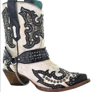 NWT Corral white & black studded harness short boots 6 A3973